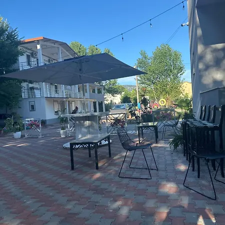 Kompleksi Tre Shqiponjat 公寓 *