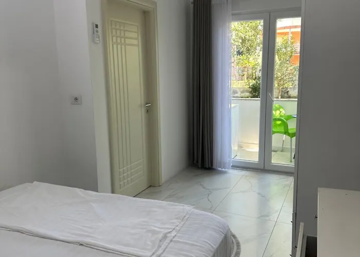 Kompleksi Tre Shqiponjat *