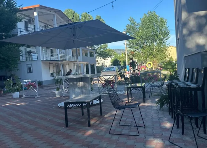 Kompleksi Tre Shqiponjat Lägenhet *